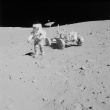 David Scott entfernt sich vom Lunar Rover um neue Gesteinsproben zu sammeln.