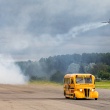 Wer ist schneller? School Bus Dragster auf dem Flugplatz in Speyer